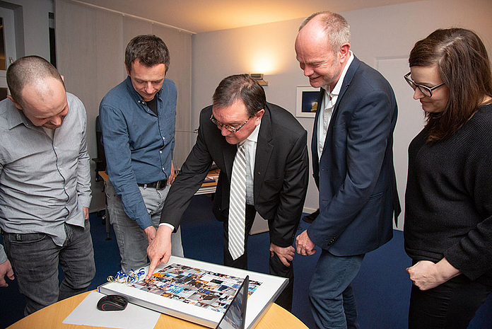 Erinnerungen an viele interessante Chatabende - Bischof Hein mit dem Onlineteam des Medienhauses (v.l.): Jens Breitbarth-Horn, Christan Küster, Pfarrer Christian Fischer und Ramona Kopec. (Foto: medio.tv/Schauderna)