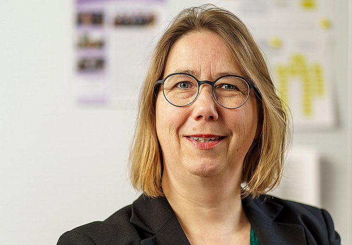 Ist mit ihren Kolleginnen und Kollegen mit den verschiedensten Lebenssituationen der Menschen vertraut: Pfarrerin Tamara Morgenroth, Geschäftsführerin des Diakonischen Werks Region Kassel (Foto: privat) 