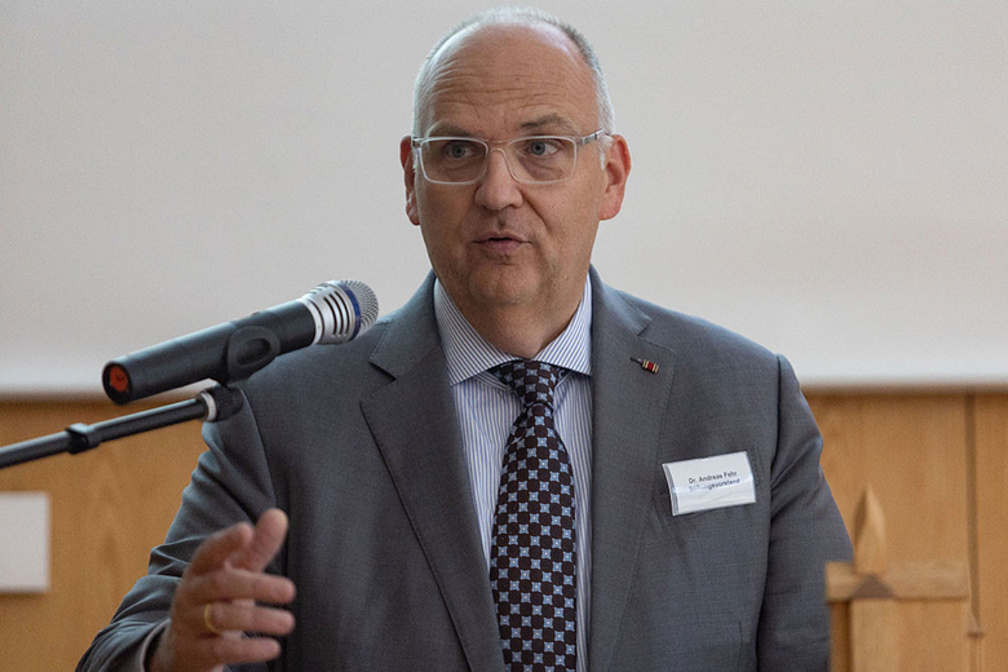 Dr. Andreas Fehr moderierte als Vorsitzender des Stiftungsvorstandes des Kirchenerhaltungsfonds die Verleihung - Stiftung Kirchenerhaltungsfonds belohnt Einsatz für Kirchengebäude - Feierstunde am 28.6.22 in Kassel. (Foto: medio.tv/Schauderna)