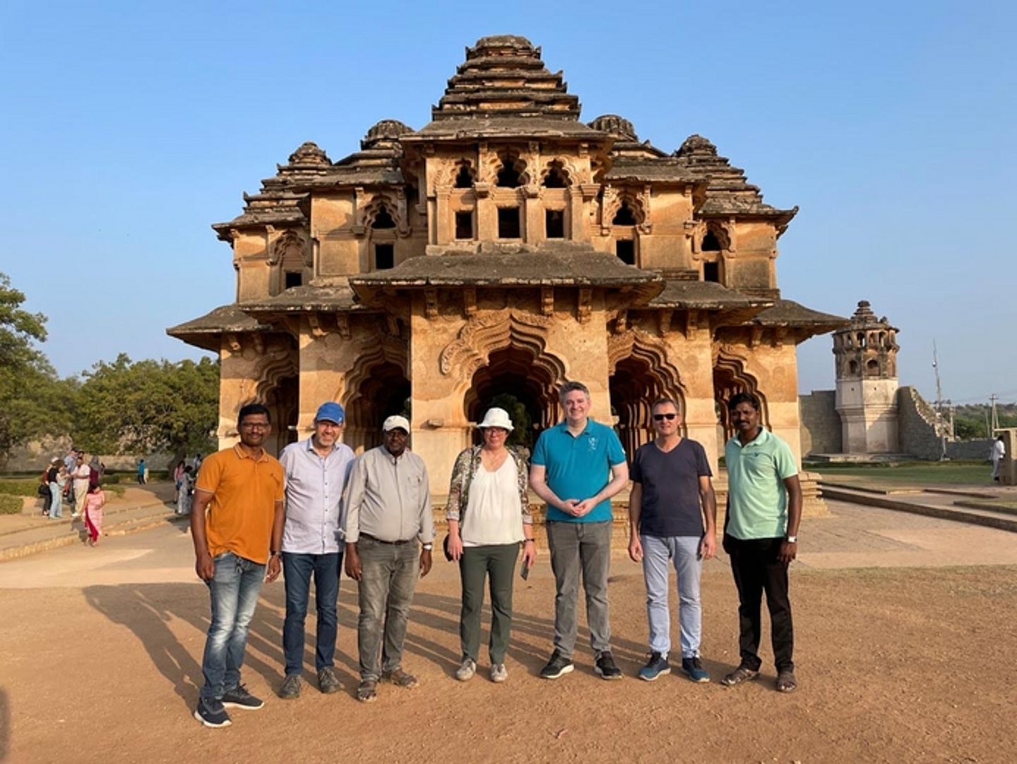 Am 12. Januar: Besuch im Unesco Weltkulturerbe Hampi (im Bild v.l. Dr. Diethelm Meißner; Satya Babu Samuel, Bischöfin Dr. Beate Hofmann, Daniel Happel, Bernd Müller und Begleitung). (Foto: Müller)