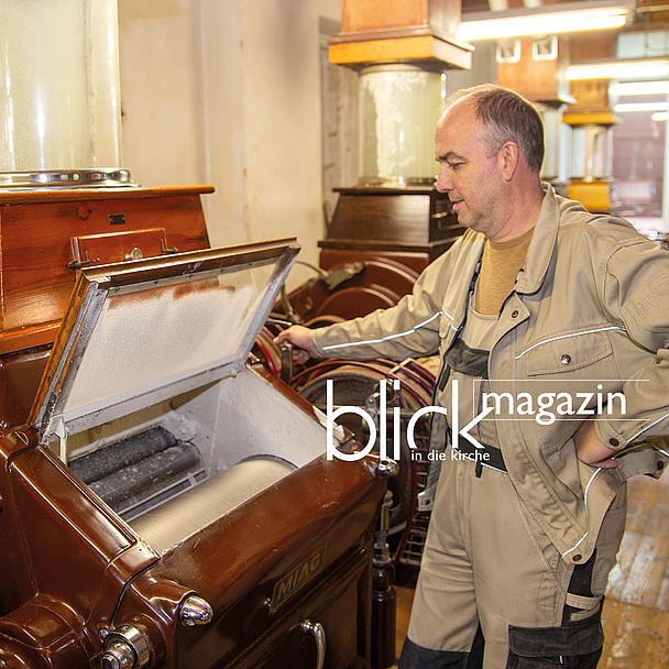 An der Maschine: Oliver Nagel an einem der sechs Walzenstühle, die im Erdgeschoss der Rehwald-Mühle stehen
