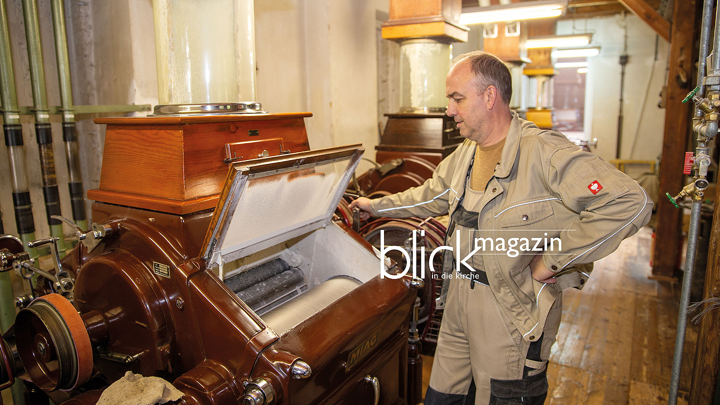 An der Maschine: Oliver Nagel an einem der sechs Walzenstühle, die im Erdgeschoss der Rehwald-Mühle stehen