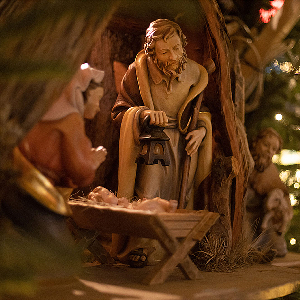 Weihnachtskrippe mit Maria, Josef und dem Jesuskind