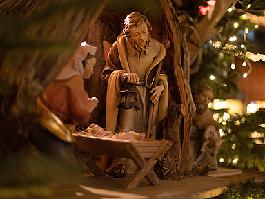 Weihnachtskrippe mit Maria, Josef und dem Jesuskind