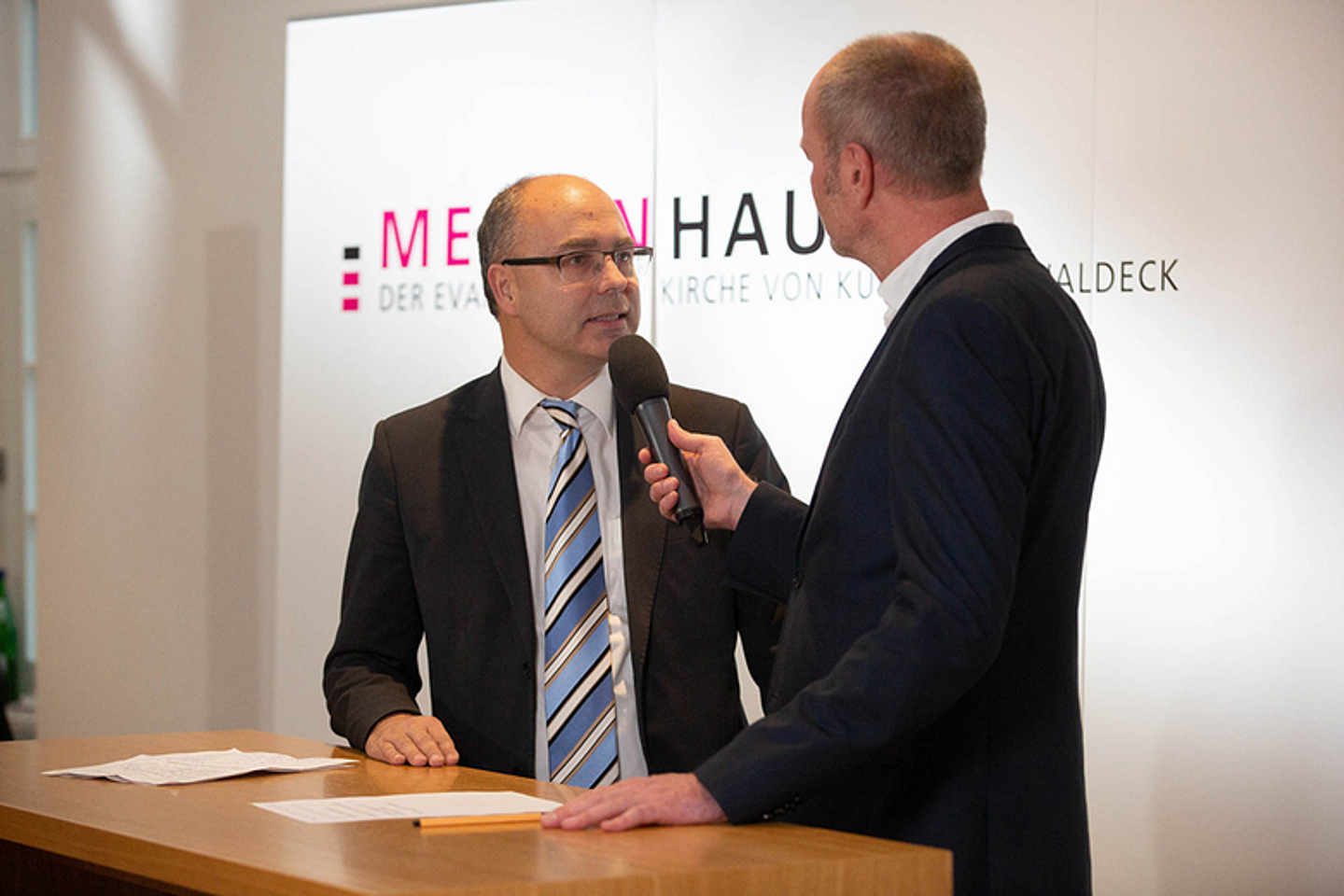 Interview am Medienhausstand mit KVOR Mario Wagner, Leiter für Landeskirchliche Finanzwirtschaft (l.) durch den Leiter des Medienhauses der EKKW, Pfarrer Christian Fischer (r.)