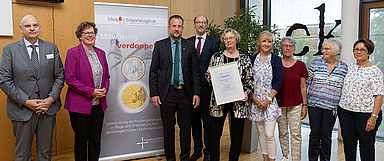 Auszeichnung in Kassel: Unser Foto zeigt (v.l.) den Vorsitzenden des Stiftungsvorstands, Dr. Andreas Fehr, Bischöfin Dr. Beate Hofmann und Vertreterinnen und Vertreter der Ev. Kirchengemeinde Korbach, deren Innensanierung der Nikolaikirche die Stiftung mit 257.400 Euro fördert. (Foto: medio.tv/Schauderna)