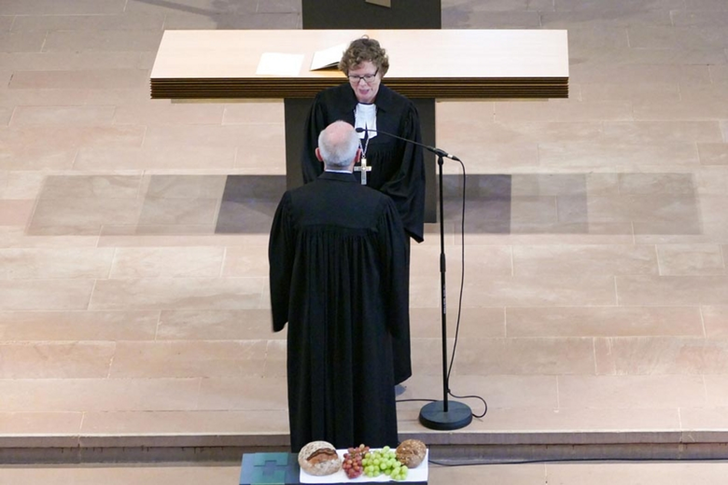 Bischöfin Hofmann verabschiedet Pfarrer Rühl in den Ruhestand - Abschlussgottesdienst im Jubiläumsprogramm der evangelischen Kirche zum 425jährigen Jubiläum der Hanauer Neustadt am 2. Oktober 2022 in der Hanauer Marienkirche. (Foto: Sascha Leonhardi)