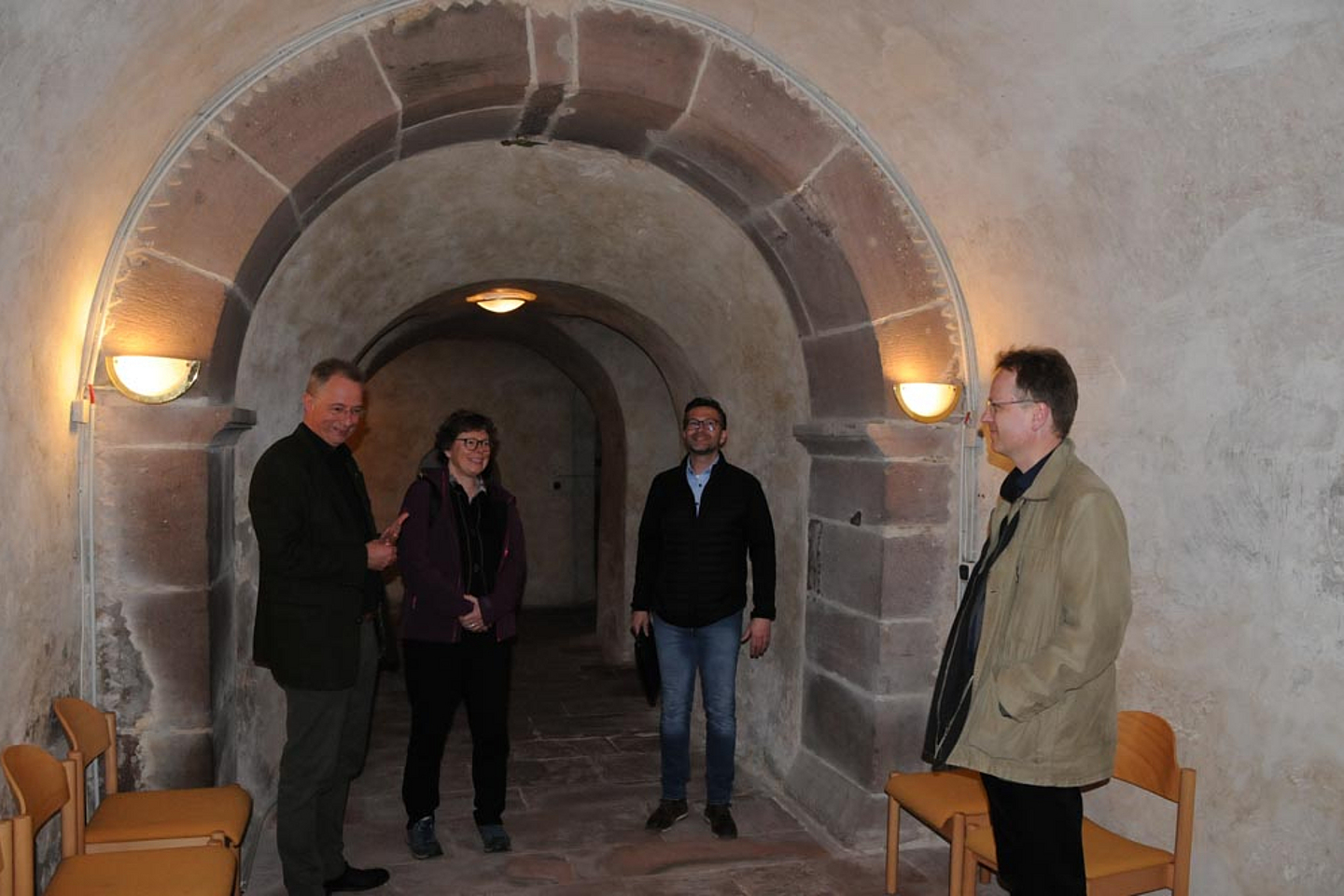 Bischöfin Beate Hofmann mit (v.l.) Dekan Wilhelm Hammann (Kirchenkreis Kinzigtal, Klosterrentmeister René Leipold (Stiftung Kloster Schlüchtern) und Akademieleiter Andreas Schneidewind