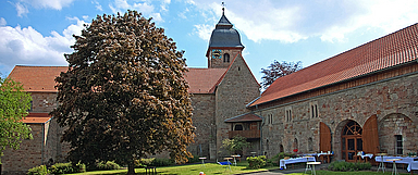 Blick in den Innenhof des Klosters mit Klosterkirche (Foto: medio.tv/Schauderna)