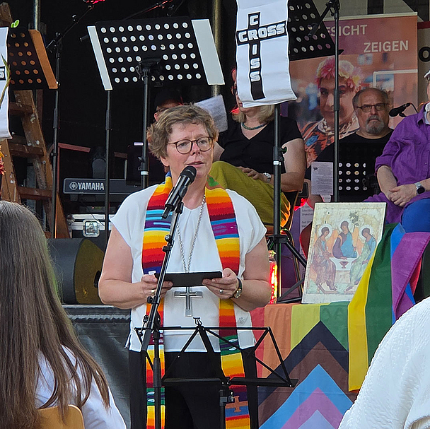 Der Gottesdienst wurde auf der Hauptbühne im Park des Olof-Palme-Hauses gefeiert. Unser Foto zeigt Bischöfin Dr. Hofmann. Der Gottesdienst wurde auf der Hauptbühne im Park des Olof-Palme-Hauses gefeiert. Unser Foto zeigt Bischöfin Dr. Hofmann.