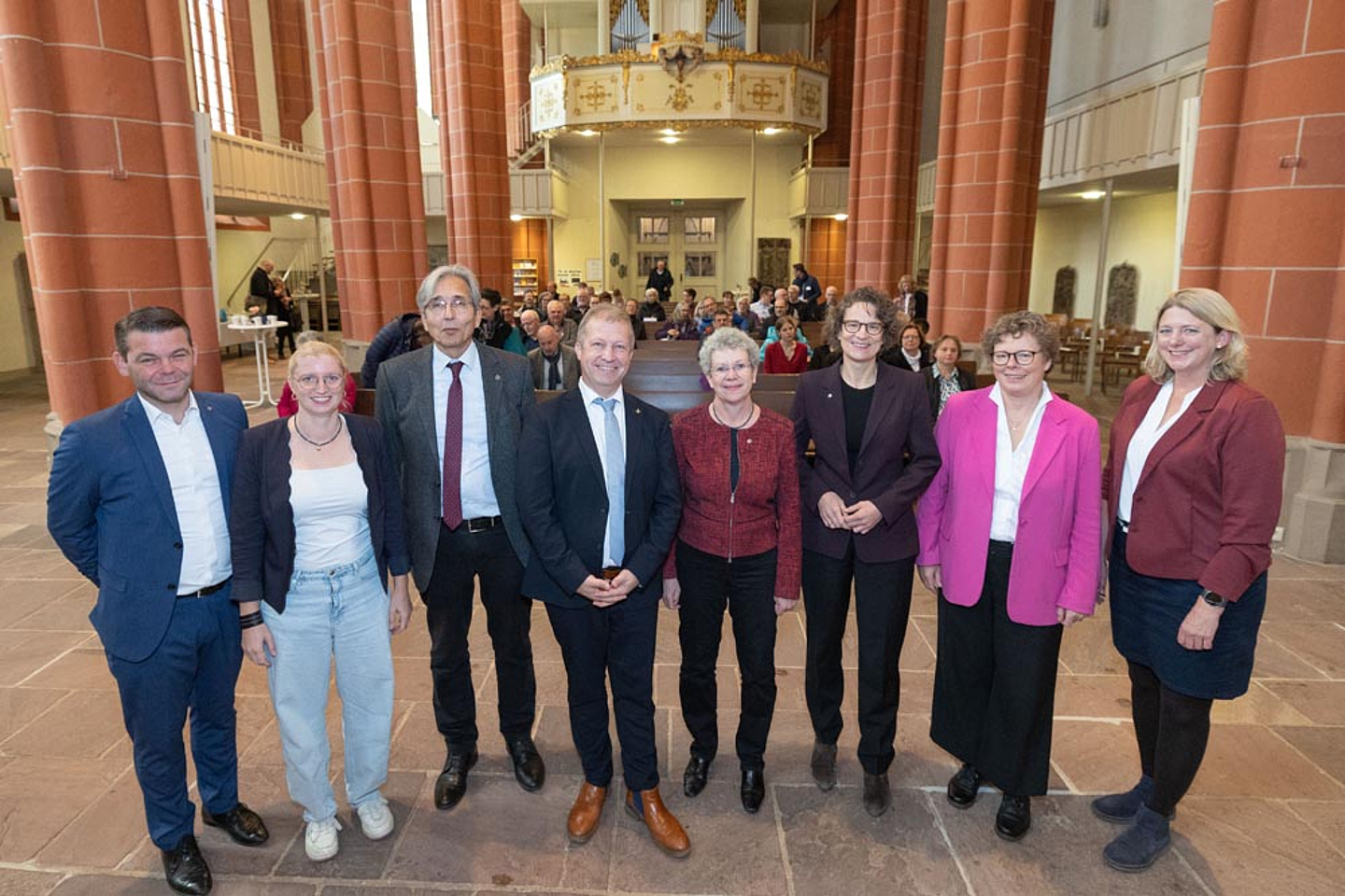 Gottesdienst in der Stadtkirche St. Marien in Homberg (Efze) Gottesdienst in der Stadtkirche (v.l.): Pfarrer Kristof Weisheit (2. Beisitzer im Synodalvorstand der EKKW), Pfarrerin Sonja Löytynoja (Mitglied im Kirchensynodalvorstand der EKHN), Pfarrer Wolfgang Prawitz (stellvertretender Präses der Kirchensynode der EKHN), Dr. Michael Schneider (Präses der Landessynode der EKKW), Dr. Birgit Pfeiffer (Präses der Kirchensynode der EKHN), Prof. Dr. Christiane Tietz (Kirchenpräsidentin der EKHN), Prof. Dr. Beate Hofmann (Bischöfin der EKKW) Pfarrerin Beate Rilke (Mitglied im Synodalvorstand der EKKW)
