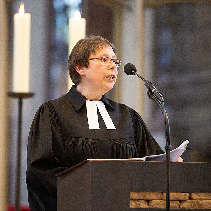 Barbara Heinrich war in ihrem aktiven Dienst vielfältig für die evangelische Kirche engagiert. Unser Foto zeigt sie bei einem Gottesdienst in der Kasseler Martinskirche. Barbara Heinrich war in ihrem aktiven Dienst vielfältig für die evangelische Kirche engagiert. Unser Foto zeigt sie bei einem Gottesdienst in der Kasseler Martinskirche.