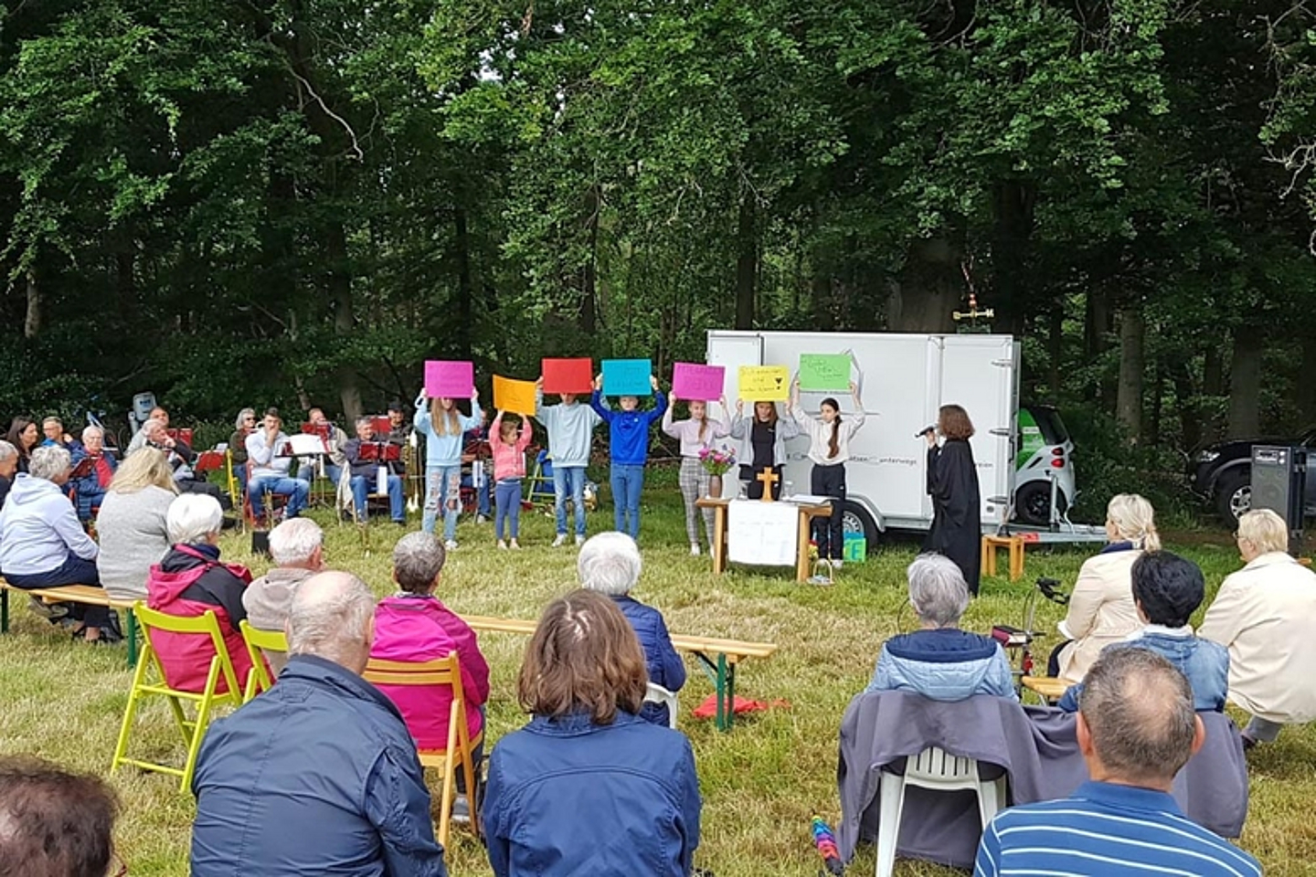 Open-Air-Gottesdienst mit der mobilen Kirche bei Großseelheim (Foto: privat)