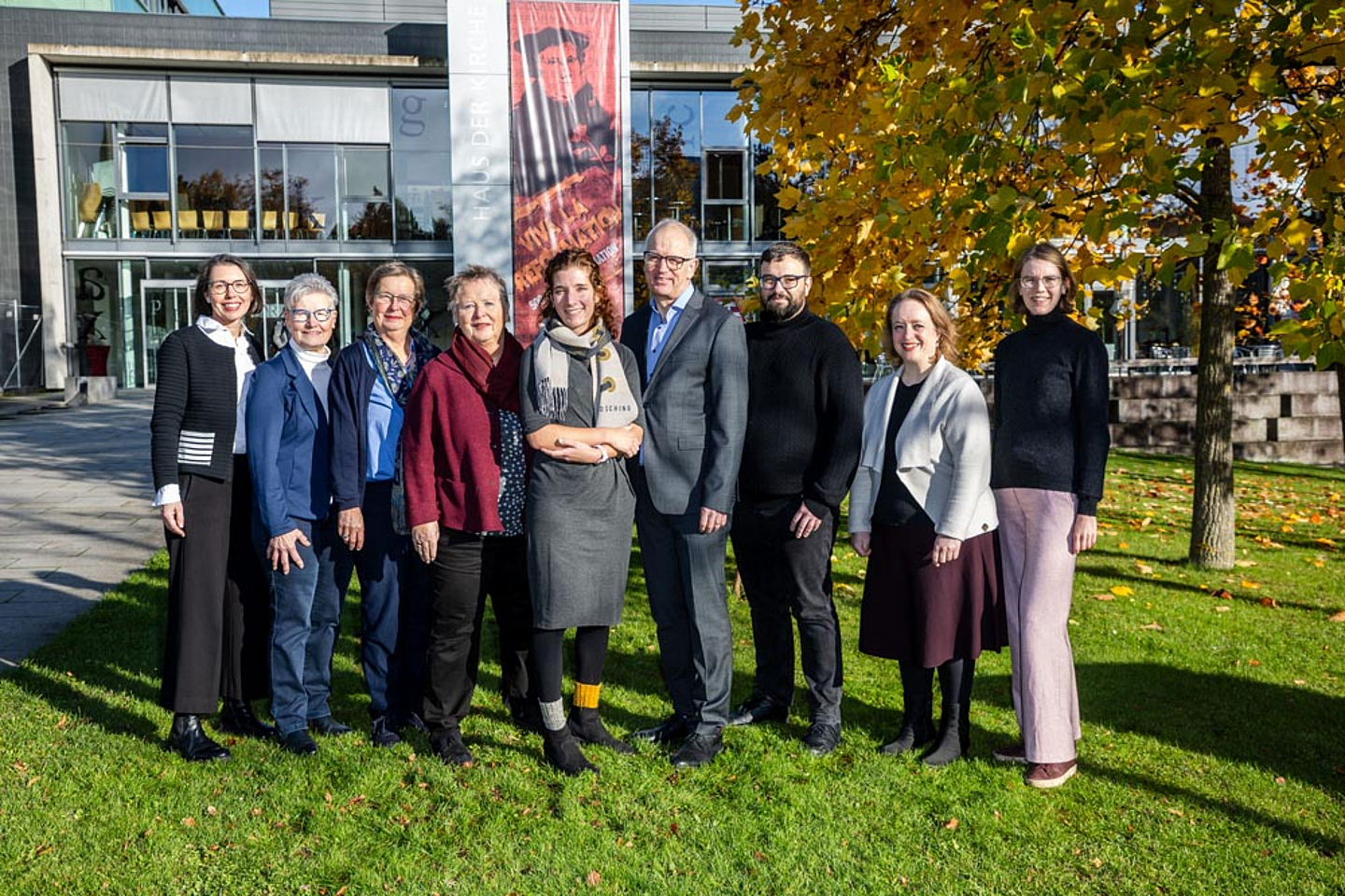 Vorstand und Gäste (v.l.) Kathrin Mantey, Christel Sippel, Ulrike Combé-von Nathusius, Inge Rühl, Anne Horn, Thomas Dilger, Michael Koktysz, Elisa Schneider und Anna Berting vor dem Haus der Kirche in Kassel