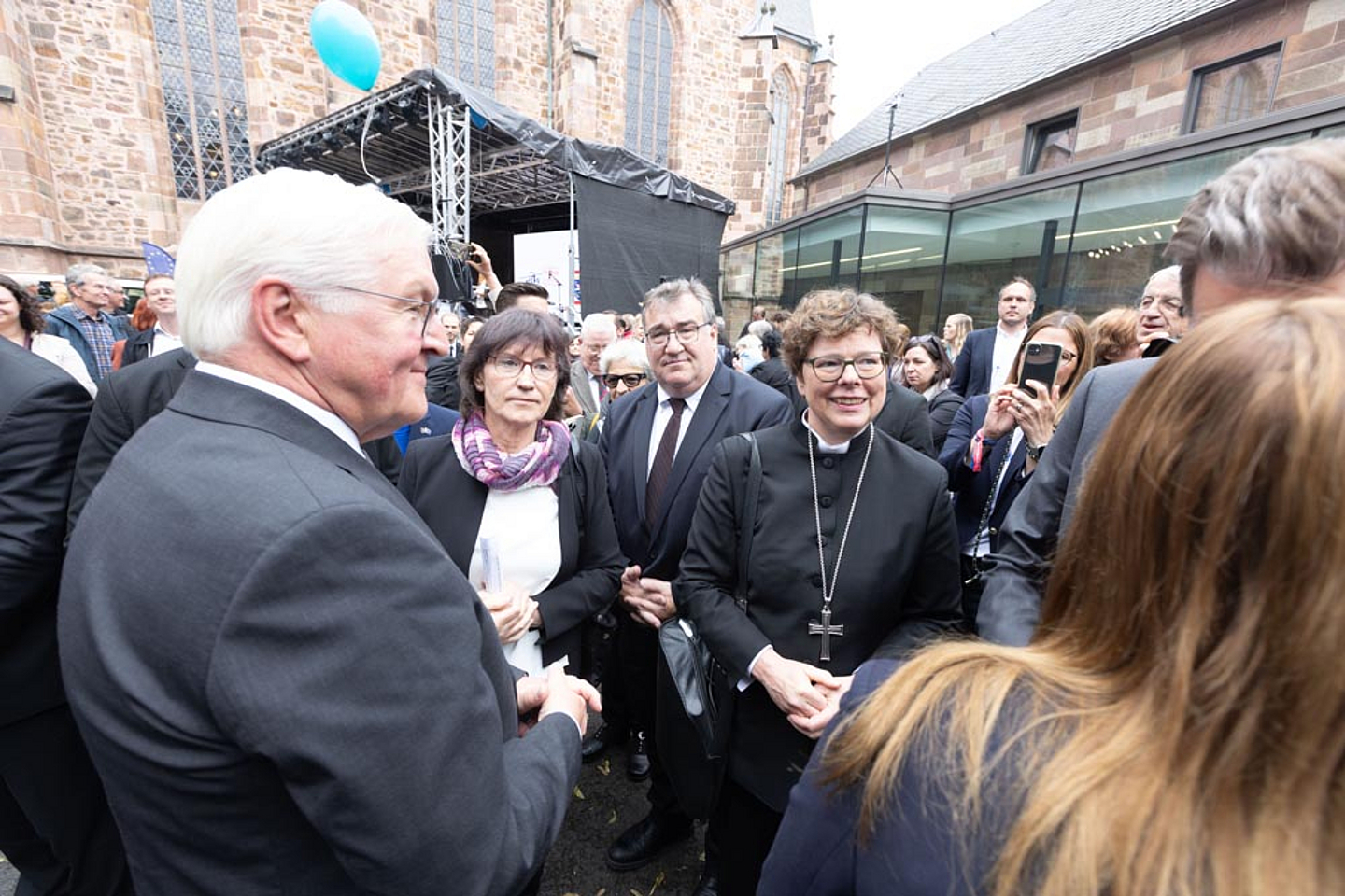 Bundespräsident Frank-Walter Steinmeier (l.) - Demokratiefest im Anschluss an das Gedenken in der Martinskirche