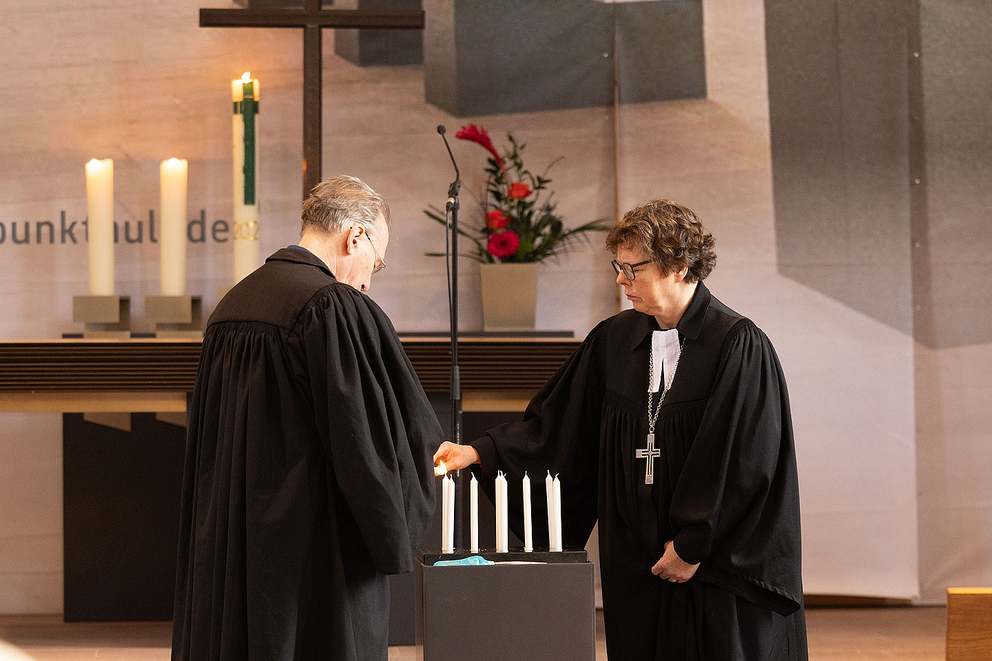 Gedenken in der Hanauer Marienkirche: Bischöfin Dr. Beate Hofmann (r.) und Pfarrer Dr. Werner Kahl beim Entzünden von Kerzen für die Opfer des Anschlags vor fünf Jahren.