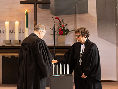 Gedenken in der Hanauer Marienkirche: Bischöfin Dr. Beate Hofmann (r.) und Pfarrer Dr. Werner Kahl beim Entzünden von Kerzen für die Opfer des Anschlags vor fünf Jahren.