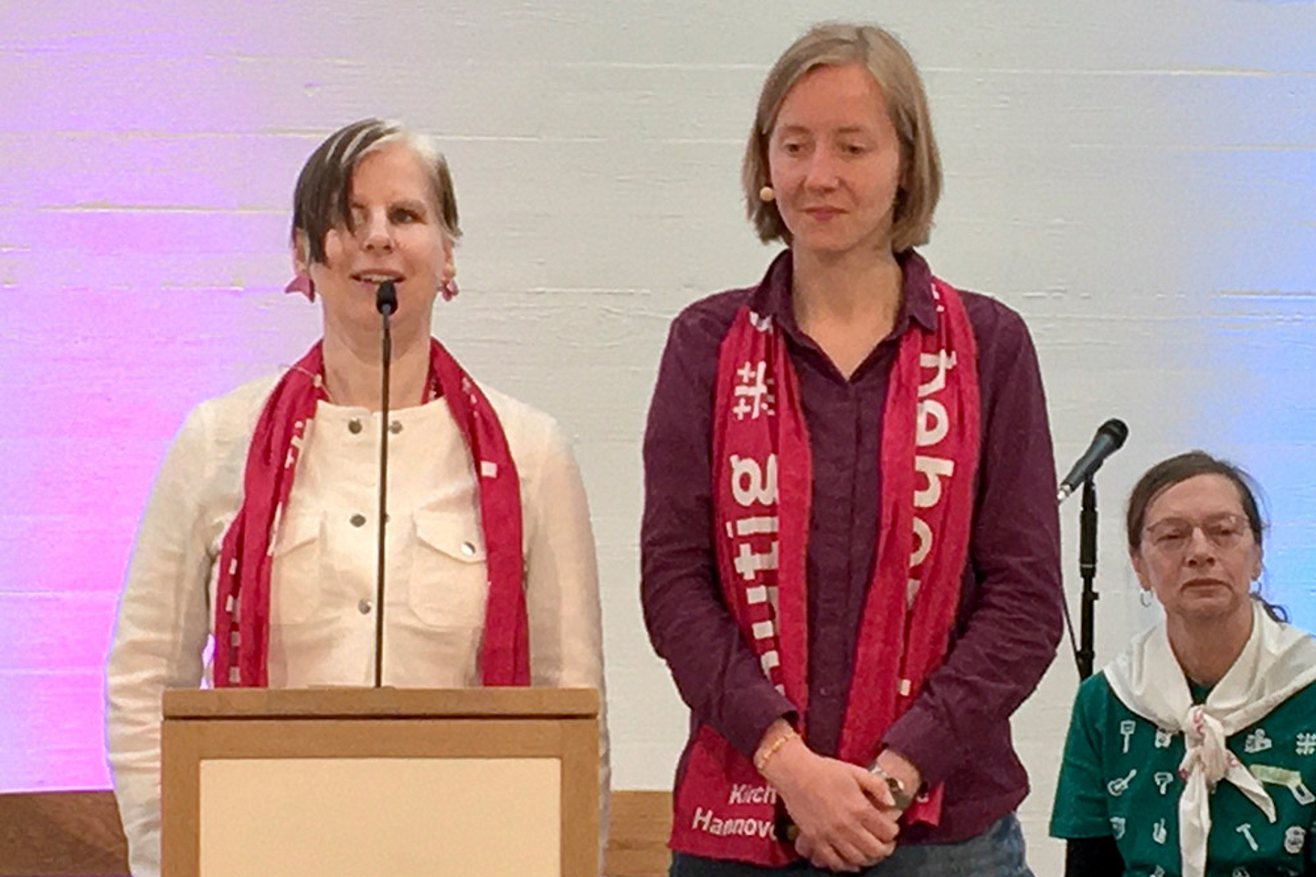 v.l.: Die Theologinnen Dr. Christina Ernst (Hannover) und Sarah Döbler (Marburg)