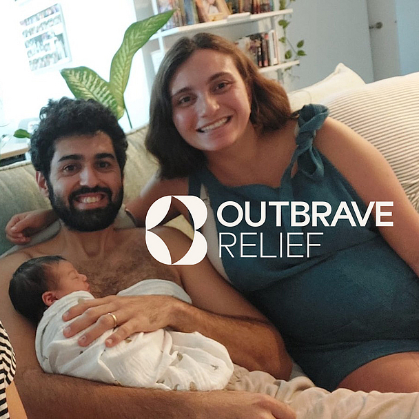 Outbrave Relief unterstützt Mütter und Neugeborene in Israel und Gaza nach der Geburt – mit medizinischer Hilfe, Versorgungspaketen und psychologischer Begleitung. Unser Foto zeigt eine Hebamme mit einem Paar und ihrem Baby.