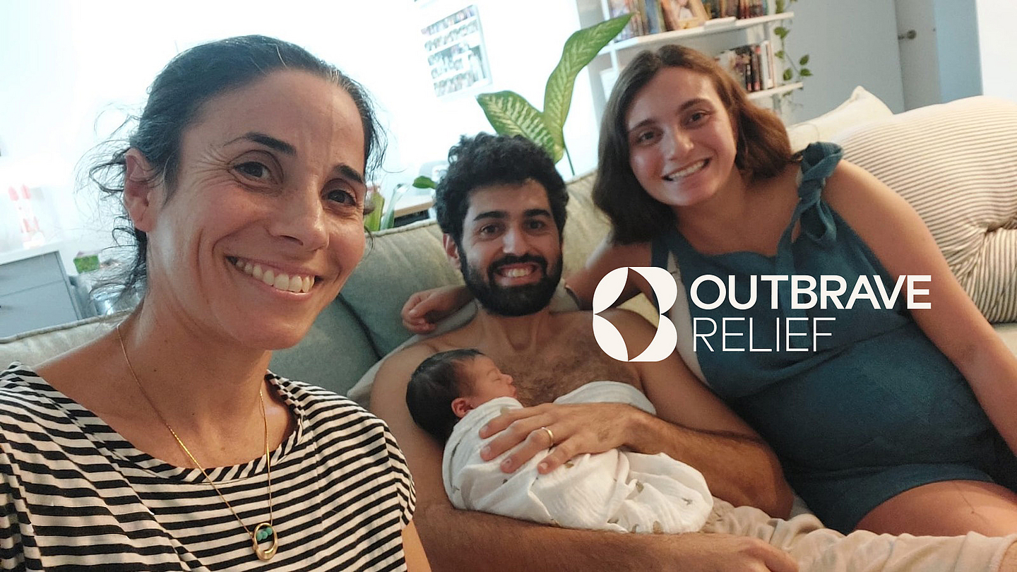 Outbrave Relief unterstützt Mütter und Neugeborene in Israel und Gaza nach der Geburt – mit medizinischer Hilfe, Versorgungspaketen und psychologischer Begleitung. Unser Foto zeigt eine Hebamme mit einem Paar und ihrem Baby.