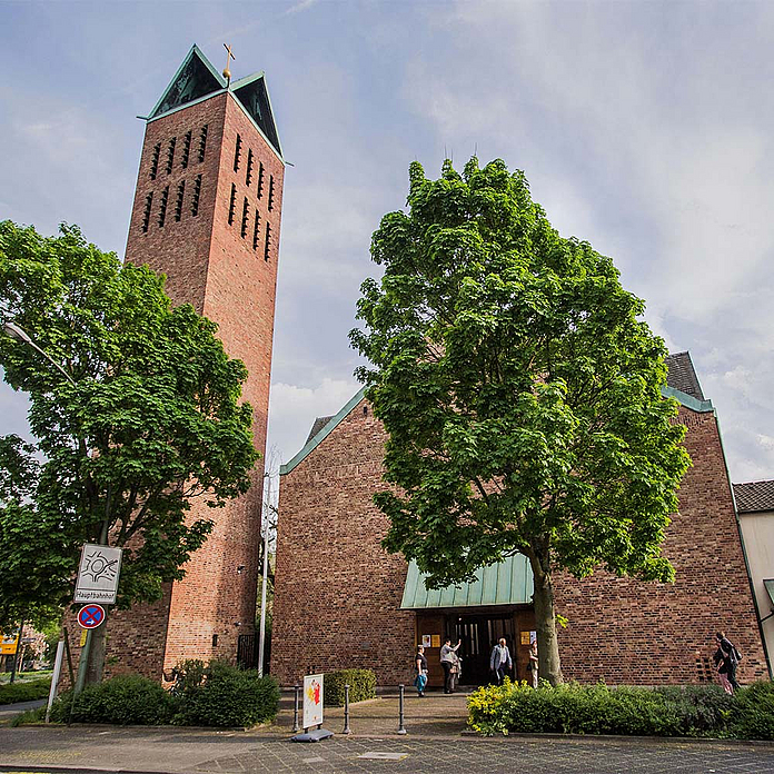 Erscheint jetzt noch massiv: In der Planung ist vorgesehen, die Fronten der Kirche zu öffnen und im Innenraum ein autarkes Glasgebäude zu erreichten. Die Außenhülle des Gebäudes soll erhalten bleiben. 