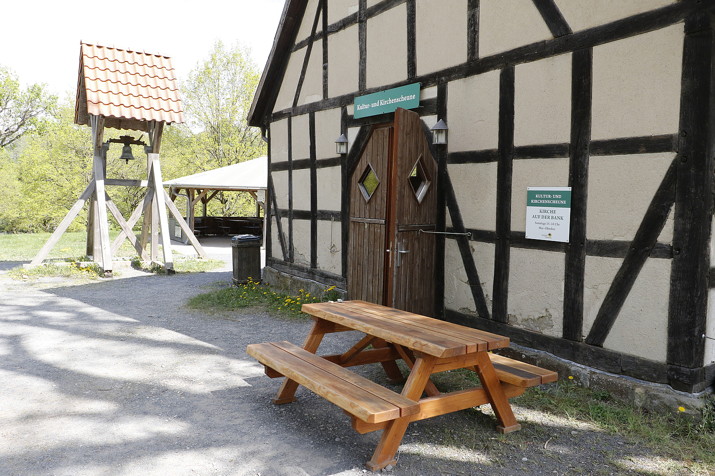 Die historische Kirchenscheune im Tierpark Sababurg lädt zum Verweilen genauso wie zu Veranstaltungen ein.