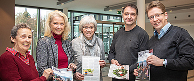 (v.l.): Doris Büchner (Mitglied des Redaktionsteams), Pfarrerin Petra Schwermann (Leiterin der Öffentlichkeitsarbeit), Ursula Lückert (Mitglied des Redaktionsteams), Olaf Dellit (Redakteur blick), Pfarrer Dr. Christian Schäfer (Hundelshausen)