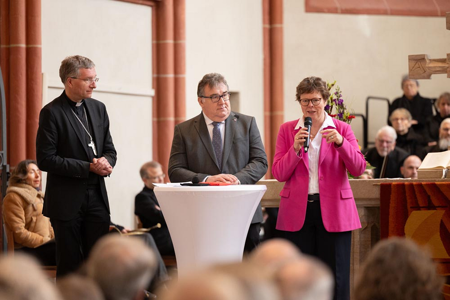Erste Gesprächsrunde (v.l.): Bischof Dr. Michael Gerber, Regierungspräsident Mark Weinmeister, Bischöfin Dr. Beate Hofmann Erste Gesprächsrunde (v.l.): Bischof Dr. Michael Gerber, Regierungspräsident Mark Weinmeister, Bischöfin Dr. Beate Hofmann