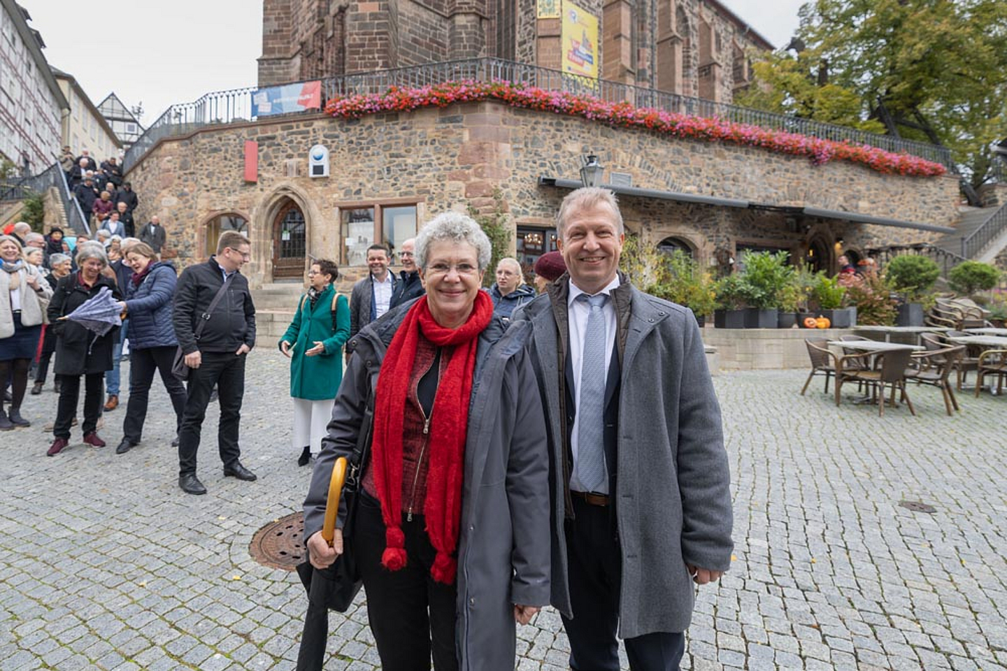Auf dem Weg von der Stadtkirche in die Stadthalle: Dr. Birgit Pfeiffer und Dr. Michael Schneider Auf dem Weg von der Stadtkirche in die Stadthalle: Dr. Birgit Pfeiffer und Dr. Michael Schneider