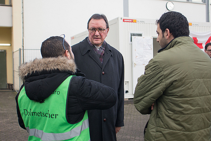 Delegation der EKKW besucht Flüchtlings-Erstaufnahmelager Landesfeuerwehrschule Kassel 2015 Besuch 2015 in der Flüchtlingsunterkunft in Calden. (Foto: medio.tv/Schauderna)