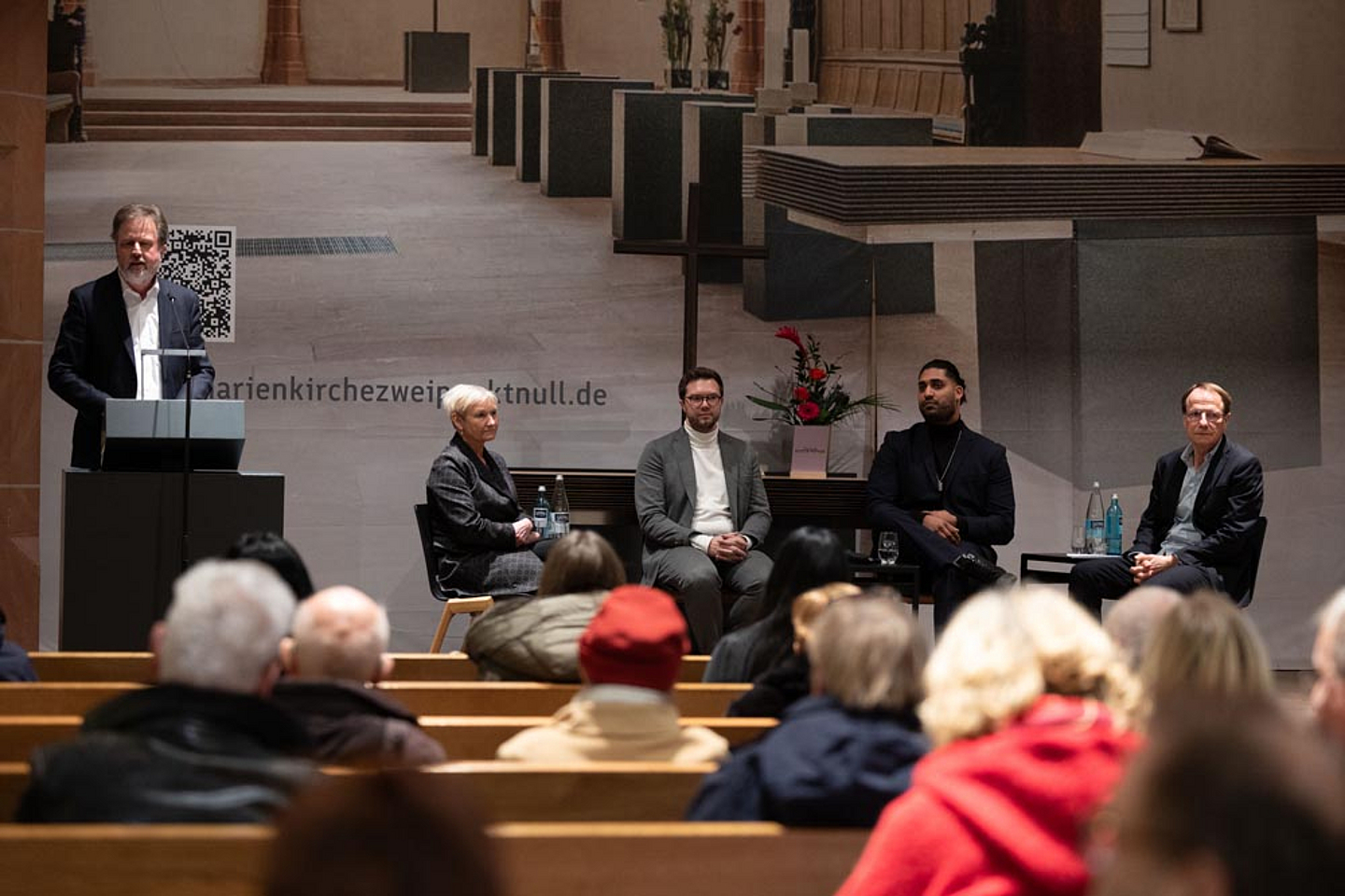 Dekan Dr. Martin Lückhoff begrüßte die Gäste der Podiumsdiskussion in der Marienkirche.