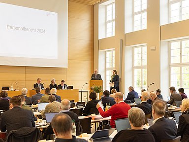 Den Personalbericht hielten Prälat Burkhard zur Nieden (l.) und Vizepräsidentin Dr. Katharina Apel gemeinsam vor der Synode.