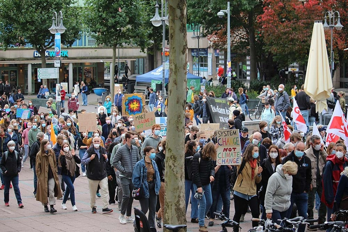 Teilnehmende der Kundgebung auf dem Bahnhofsplatz in Fulda mit anschließendem Protestzug. (Foto: Claudia Pfannemüller)