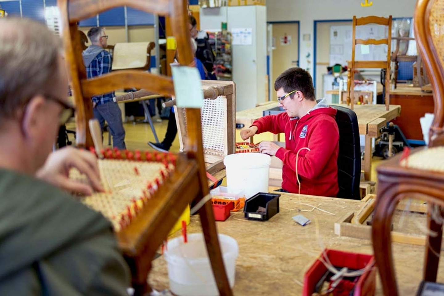 Stuhlflechten in den Caldener Werkstätten