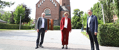 Im Gespräch über aktuelle Herausforderungen von Kirche und Diakonie: Bischöfin Dr. Beate Hofmann mit den Hephata-Vorständen Klaus Dieter Horchem (links) und Maik Dietrich-Gibhardt (rechts). (Foto: Hephata)
