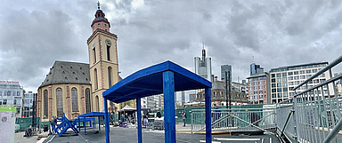 Mit der Aktion «Tischlein deck dich» soll vor der Frankfurter Hauptwache mit einer 28 mal acht Meter großen und zwei Meter hohen Riesentafel und riesigen Buschstaben im Frankfurter Stadtbild auf den 3. ÖKT und dessen Anliegen aufmerksam gemacht werden. (Foto: EKHN/Rahn) 