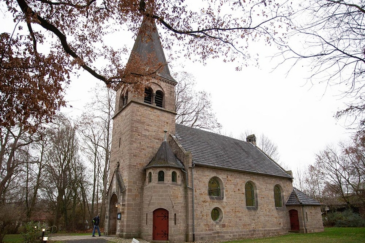 In der Brunnenkirche in Hofgeismar wurde die Synode mit einem Gottesdienst am Montag eröffnet.