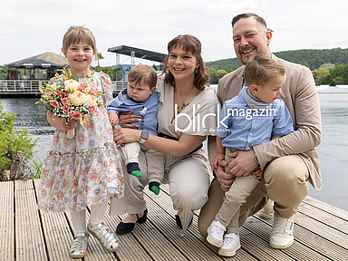 Gaben sich bei der Aktion «Einfach heiraten» am 24. Mai 2025 das Ja-Wort und ließen dabei gleich noch ihren Sohn Jonathan taufen: Sarah und Dennis Burk sowie Emilia und Mattheo
