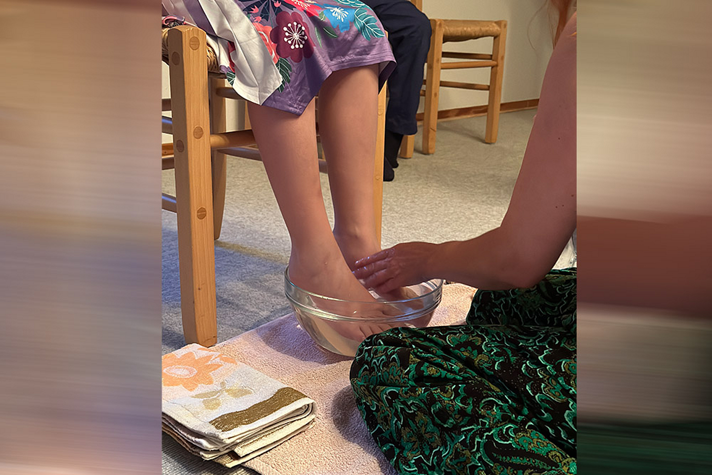 Fußwaschung: Die Betreuer wuschen den Kindern die Füße - in einem schönen Ritual bei meditativer Musik und duftender Seife.