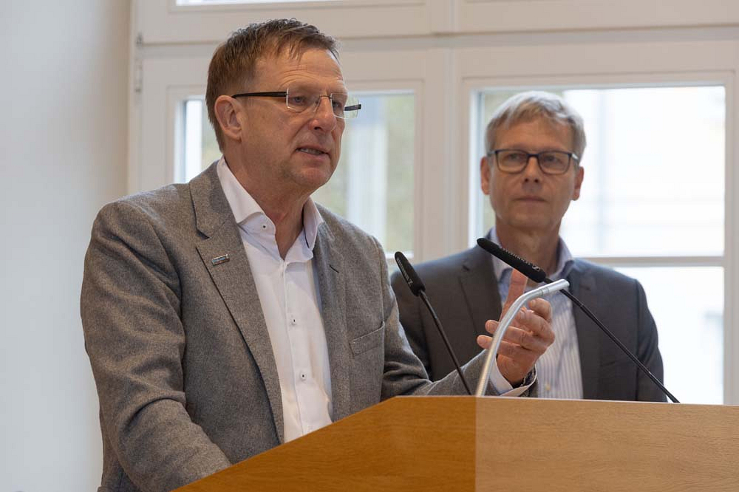 Pfarrer Carsten Tag (Vorstandsvorsitzender) und Dr. Harald Clausen (Vorstandmitglied) berichteten der Synode aus der Diakonie Hessen