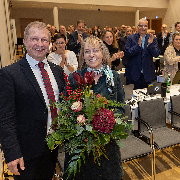 Standing Ovations für Bettina Groß, die seit 29 Jahren als Leiterin des Synodalbüros die Belange der Synode organisiert. Jetzt geht sie in den Ruhestand. Präses Dr. Michael Schneider überreichte ihr einen Blumenstrauß.