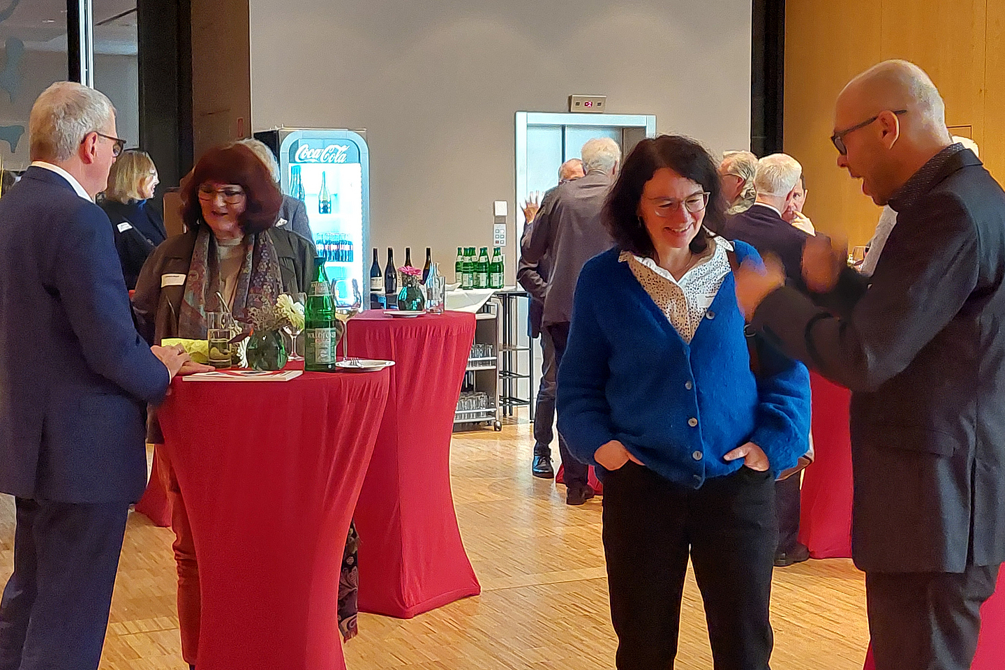 Verschiedene Gäste im Foyer