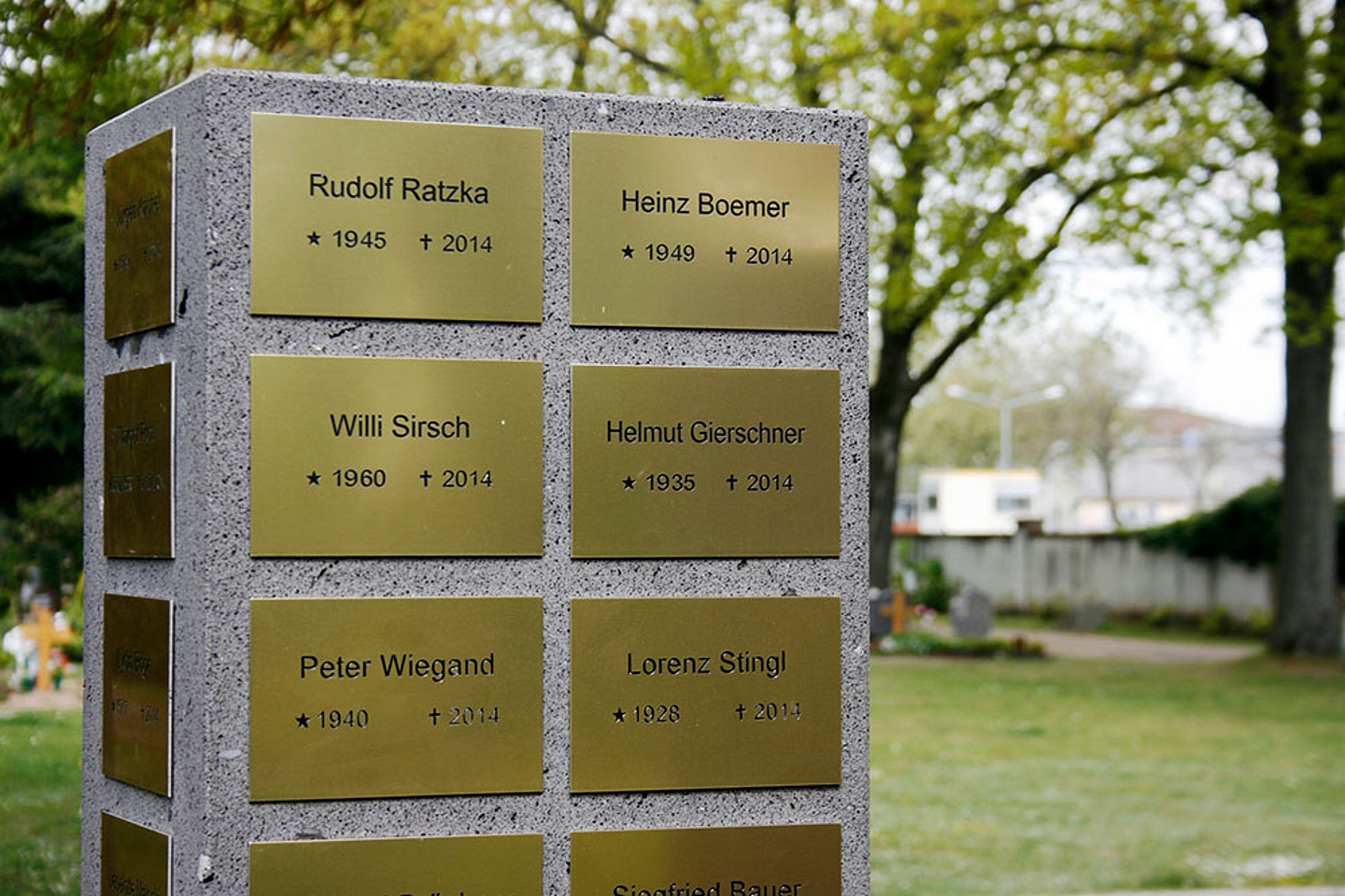 Eine Stele mit den Namen von Verstorbenen auf dem Hanauer Hauptfriedhof