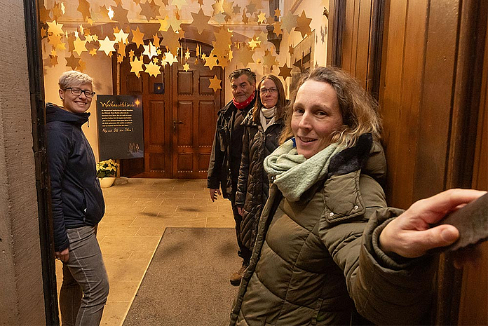 Weihnachtskirche Fulda 2023 unter dem Motto: Folge dem Stern v.l.: Simone Möhring (Freiwilligenmanagerin im Kirchenkreis Fulda), rechts von vorne: Jana Koch-Zeißig (Pfarrerin an der Christuskirche), Miriam Küllmer-Vogt (Pfarrerin der EKKW und Initiatorin der Weihnachtskirche) und Parvz Mir-Ali (Künstler)