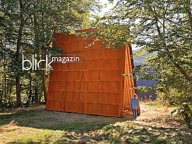 Die „Chapel of Light“ (Licht-Kapelle) besteht aus drei großen Stahlplatten (je sieben mal sieben Meter). Dass drei Platten den Bau bilden, ist kein Zufall, vielmehr verweise deren Anzahl auf die Dreieinigkeit im Christentum (Vater, Sohn, Heiliger Geist).