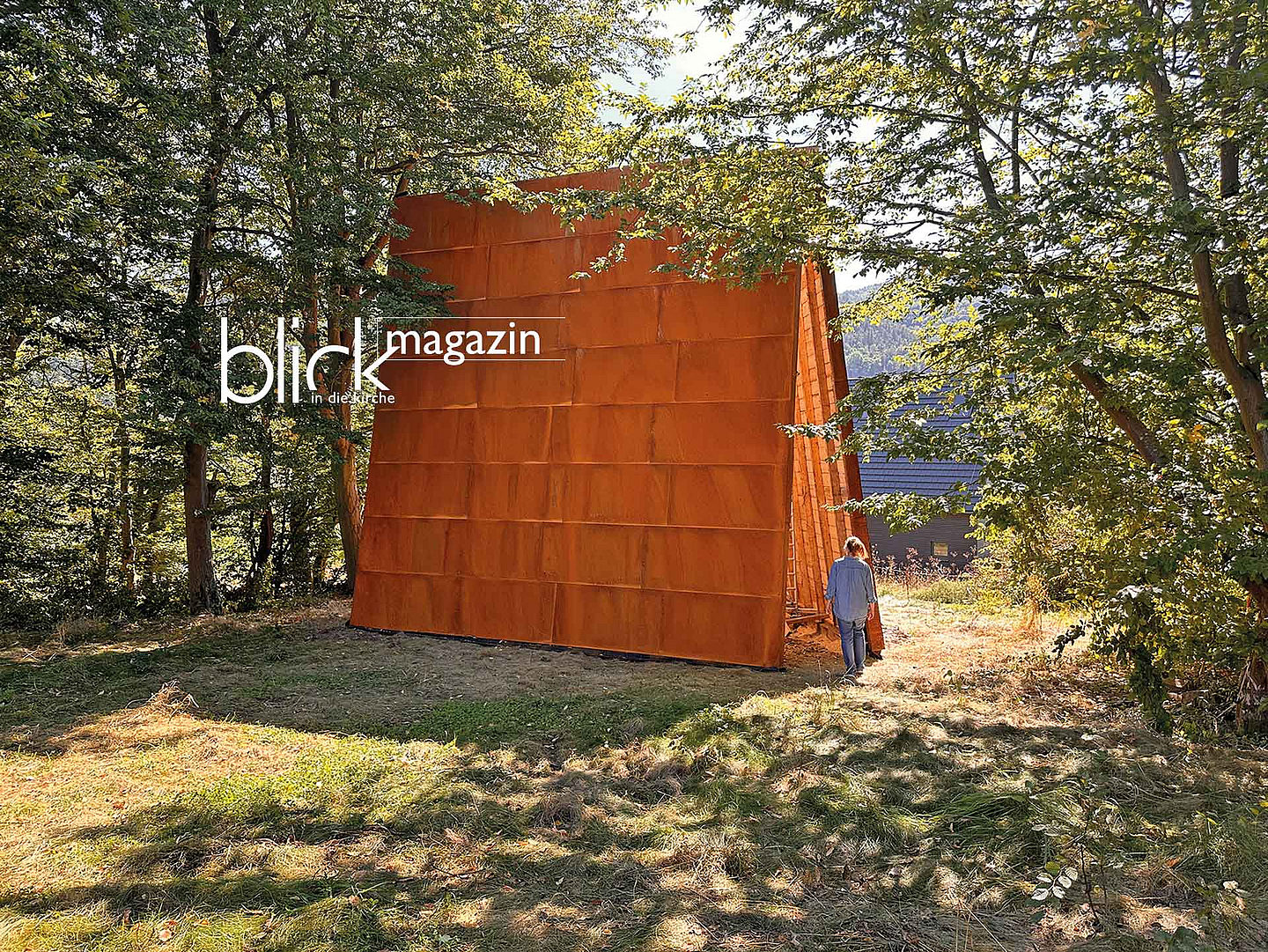 Die „Chapel of Light“ (Licht-Kapelle) besteht aus drei großen Stahlplatten (je sieben mal sieben Meter). Dass drei Platten den Bau bilden, ist kein Zufall, vielmehr verweise deren Anzahl auf die Dreieinigkeit im Christentum (Vater, Sohn, Heiliger Geist).