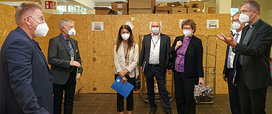 Angeregter Austausch (v.l.): Standortleiter Michael Höhl, Abteilungsleiter Manfred Becker, Oberlandeskirchenrätin Claudia Brinkmann-Weiß, Caritasdirektor Dr. Markus Juch, Bischöfin Dr. Beate Hofmann, Regierungspräsident Dr. Christoph Ullrich und Bischof Dr. Michael Gerber im Gespräch. (Foto: RP Gießen)