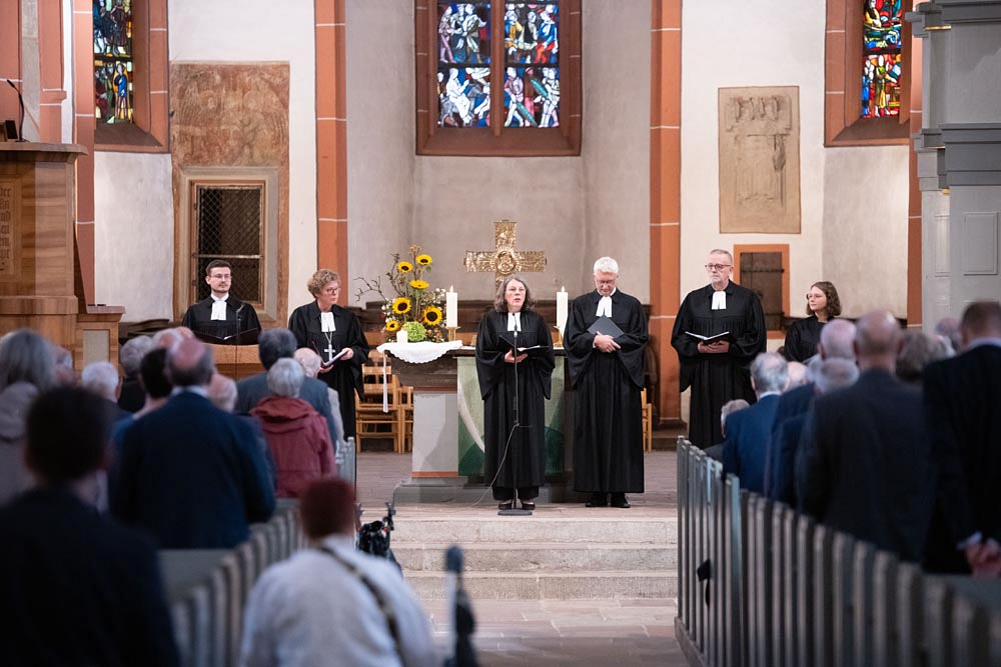 (V.l.): Pfarrer Jan Homann, Bischöfin Dr. Beate Hofmann, Pfarrerin Bettina von Haugwitz (Vorsitzende Pfarrverein Kurhessen-Waldeck), Dekan Michael Zehender, Pfarrer Andreas Rohnke, Pfarrerin Theresa Noack 