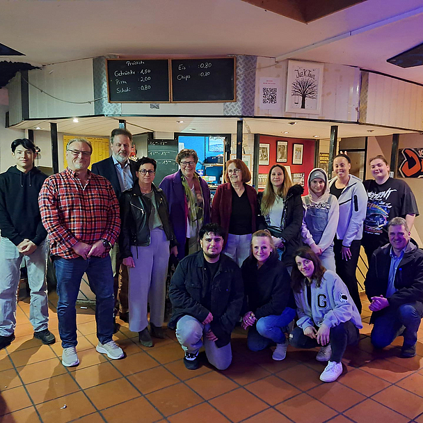 Eine Station ihrer Reise war das JUZ k.town in Hanau-Kesselstadt, das untrennbar mit den rassistischen Anschlägen in Hanau vom 19. Februar 2020 verbunden ist, viele der Opfer waren dort regelmäßig zu Gast. Unser Foto zeigt Bischöfin Dr. Hofmann (5.v.l.) mit Dekan Dr. Martin Lückhoff (4.v.l.), Pröpstin Sabine Kropf-Brandau (Sprengel Hanau-Hersfeld), Pfarrerin Ines Fetzer (stellv. Dekanin) sowie Mitarbeitende und Gäste des Jugendzentrums.