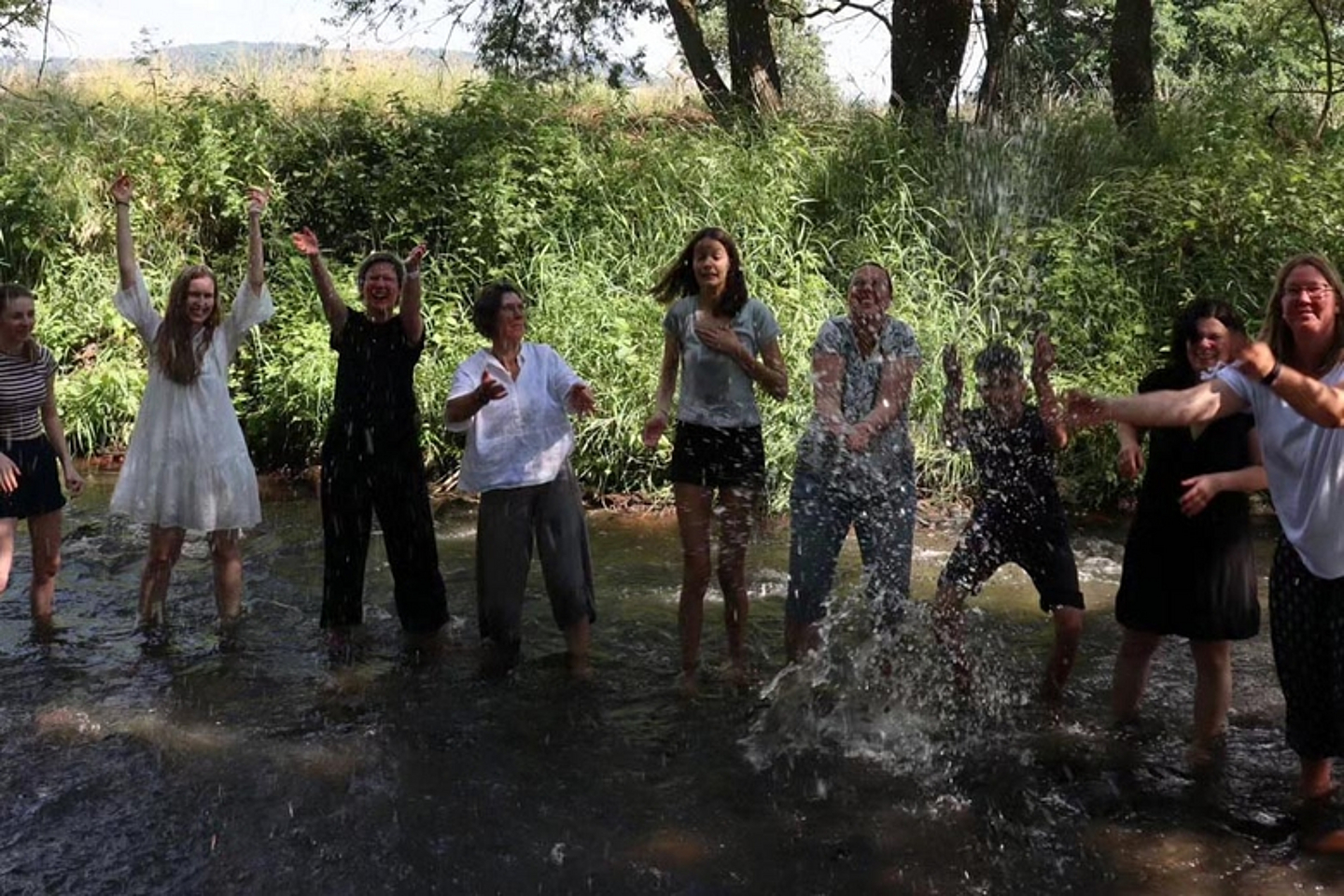 Tauffest und Tauferinnerung an der Efze in Unshausen. (Foto-Quelle: Pfarrerin Sabine Koch) 
